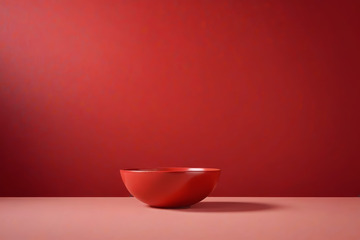红色背景上的红色碗