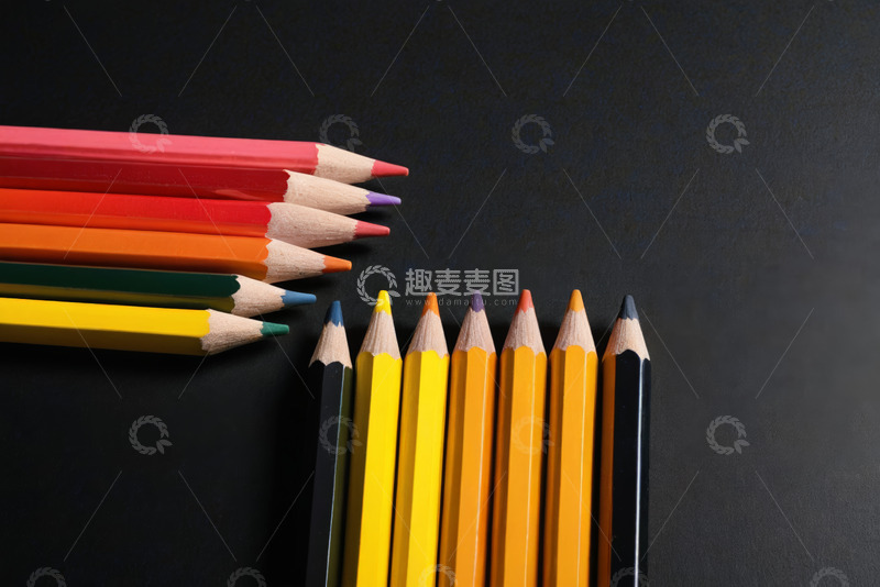 高清大图下载【趣麦麦图】彩色铅笔摆放在黑色背景上