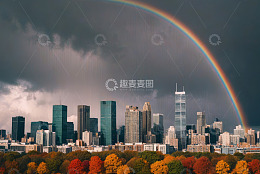 城市上空彩虹与多彩树林景观