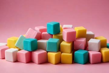 彩色方块糖果堆叠特写