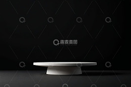 黑色背景下白色展示台