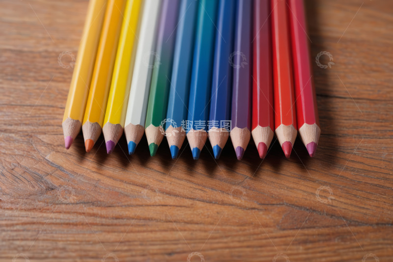 高清大图下载【趣麦麦图】木质桌面上排列的彩色铅笔