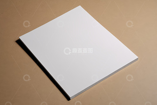 棕色背景上的空白白纸