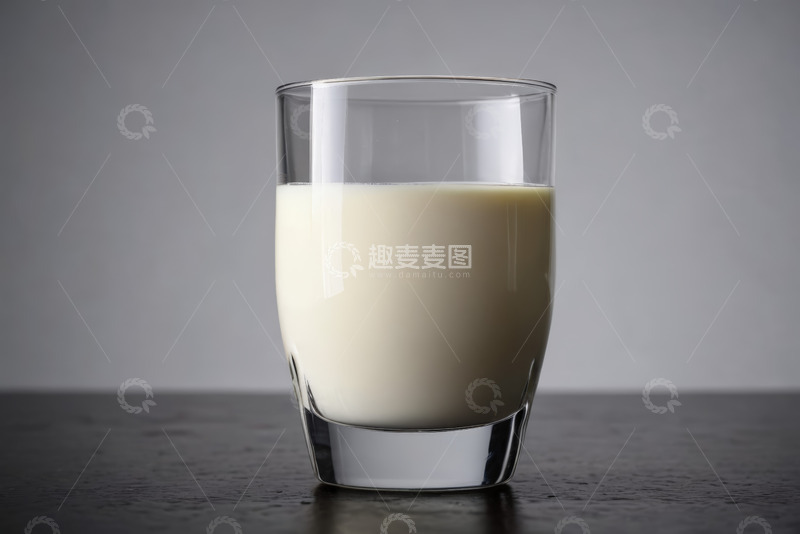 高清大图下载【趣麦麦图】玻璃杯装的新鲜牛奶
