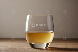 木桌上装有液体的玻璃杯