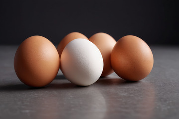 白色鸡蛋与棕色鸡蛋静物特写