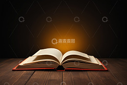 木桌上翻开的书籍