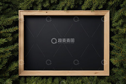 松枝环绕的木质相框黑板