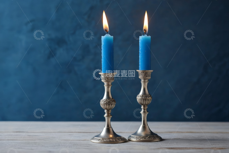 高清大图下载【趣麦麦图】蓝色蜡烛置于烛台燃烧画面