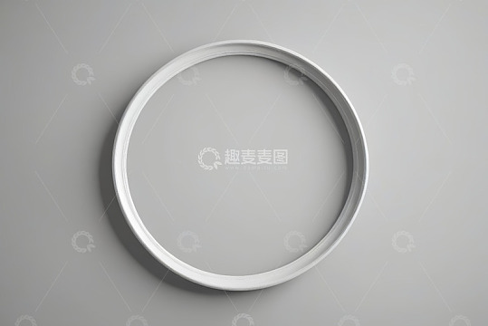 白色圆形物体置于灰色背景