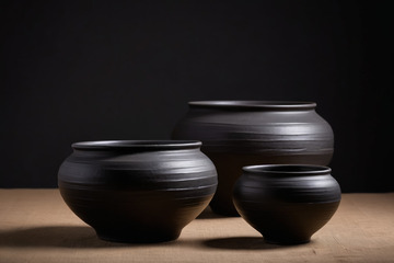 黑色陶制容器静物展示