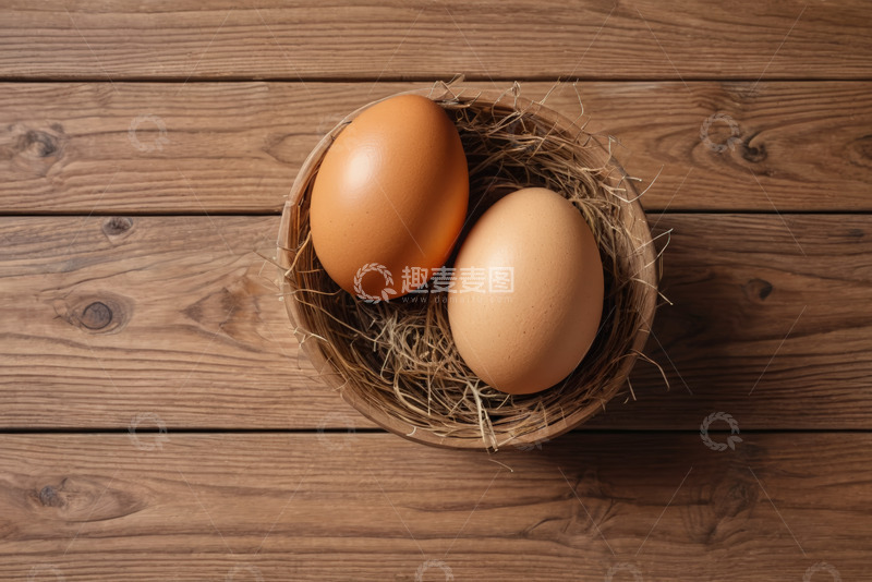 高清大图下载【趣麦麦图】木桌上鸟巢内的两个鸡蛋