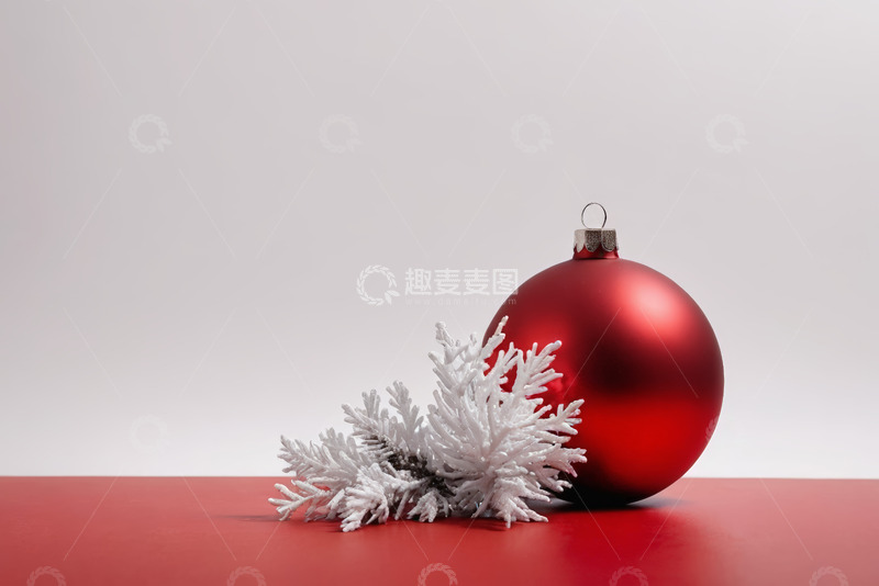 高清大图下载【趣麦麦图】红色圣诞装饰球与松枝
