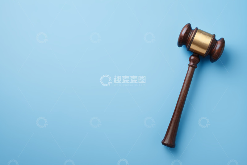 高清大图下载【趣麦麦图】蓝色背景上的法律木槌