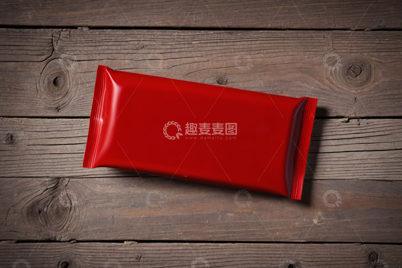 高清大图下载【趣麦麦图】木质背景上的红色包装袋