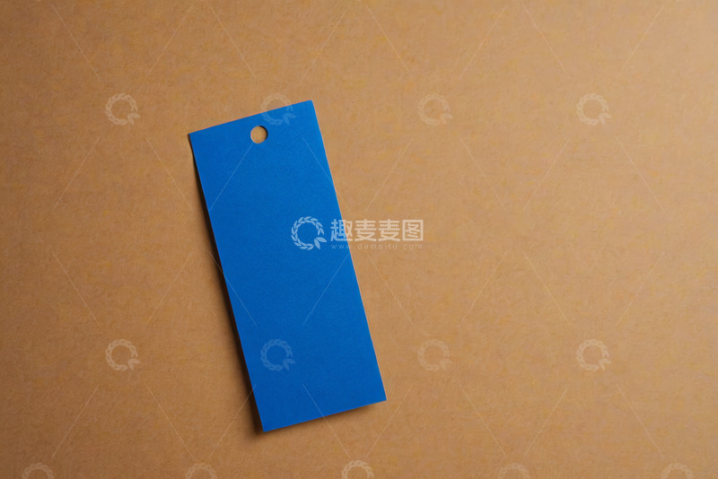 高清大图下载【趣麦麦图】蓝色纸质标签置于棕色背景