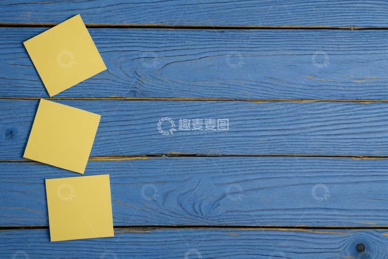 高清大图下载【趣麦麦图】蓝色木板上的黄色空白便签