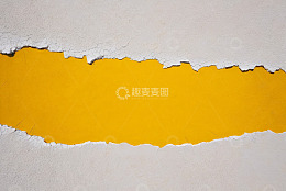白色墙面剥落露出黄色底色