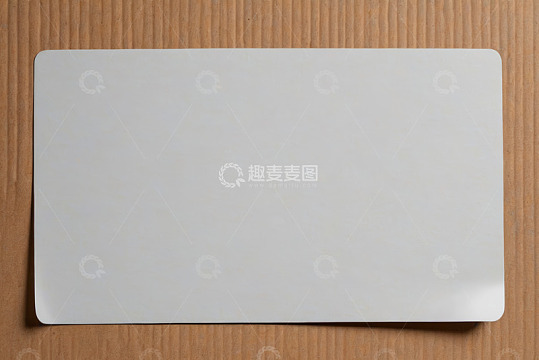 棕色背景上的白色空白卡片