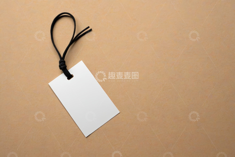 高清大图下载【趣麦麦图】空白吊牌置于棕色背景上