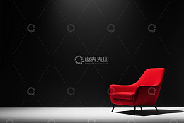黑色背景前的红色单人沙发