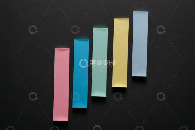 高清大图下载【趣麦麦图】黑色背景上的彩色纸条
