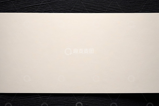 白色纸张置于黑色背景上