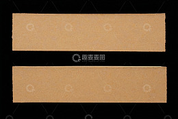 黑色背景上的长条牛皮纸