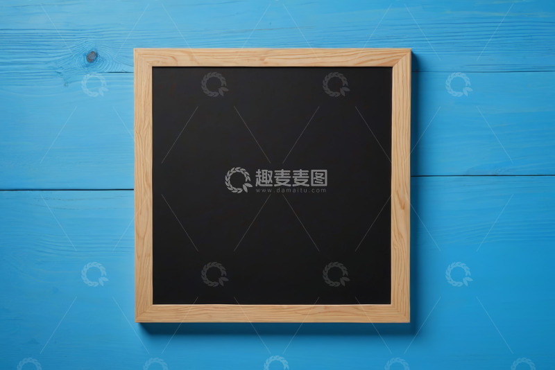 高清大图下载【趣麦麦图】蓝色背景上的木质边框黑板
