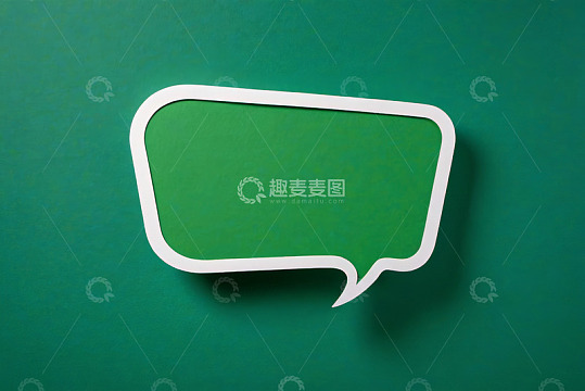 绿色背景上的白色聊天对话框