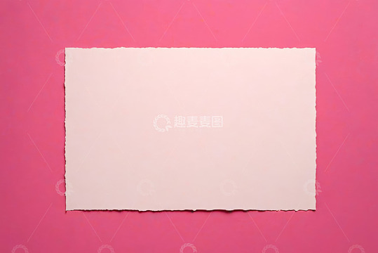 粉色背景上的白色空白纸张