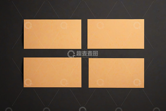 黑色背景上的四张黄色纸张