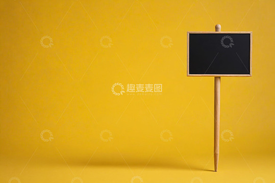 黄色背景前的木制小黑板