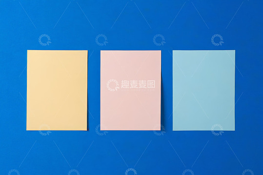 蓝色背景上的三色纸张