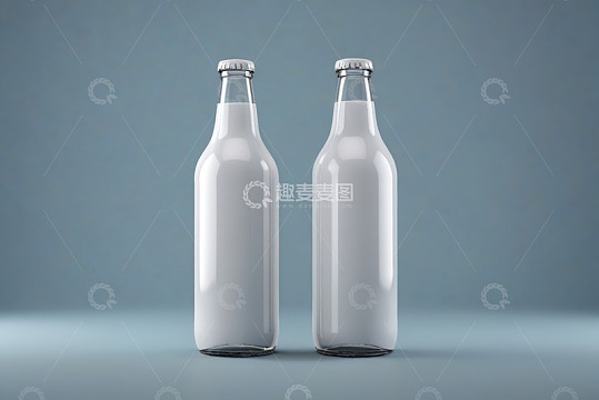 两瓶装有液体的玻璃饮料瓶