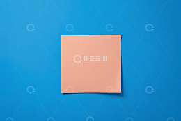 蓝色背景上的粉色方形纸张