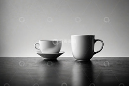 白色咖啡杯与马克杯静物图