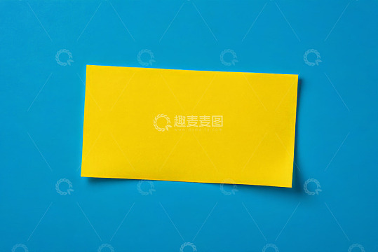 蓝色背景上的黄色空白纸张