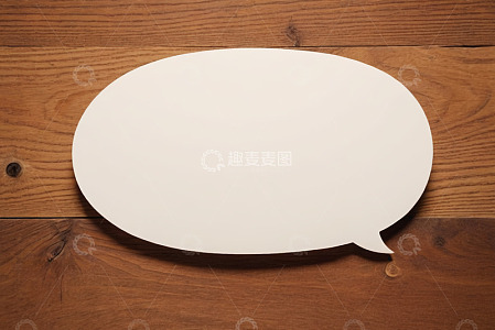 木质背景上的空白对话气泡