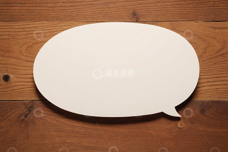 木质背景上的空白对话气泡