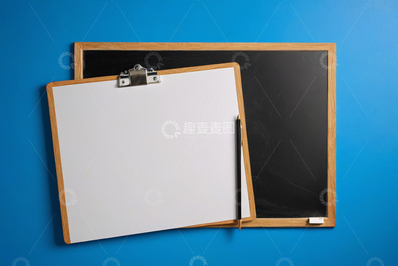 高清大图下载【趣麦麦图】蓝色背景上的黑板与空白写字板