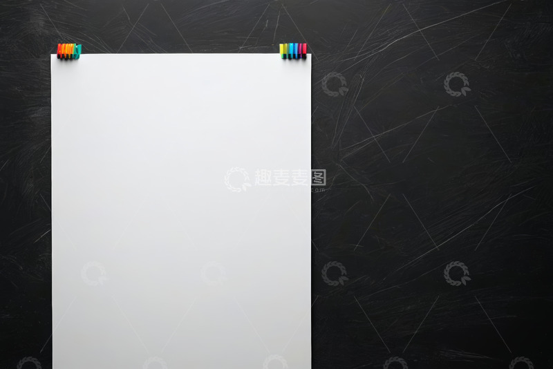 高清大图下载【趣麦麦图】黑板上的空白纸张与彩色笔