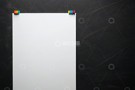 黑板上的空白纸张与彩色笔