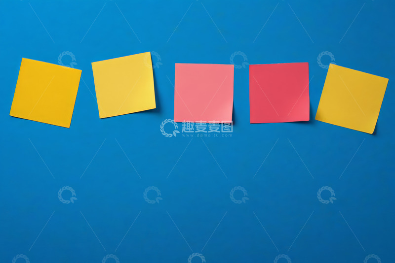 高清大图下载【趣麦麦图】蓝色背景上的彩色便签纸