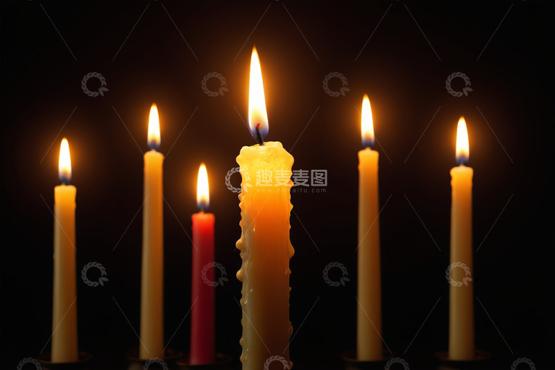 高清大图下载【趣麦麦图】多支点燃蜡烛的特写画面