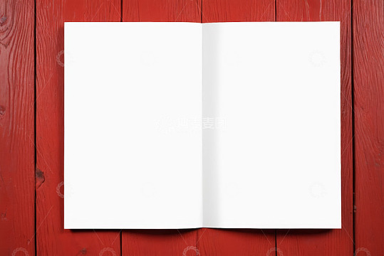 红色木背景上的空白翻开书页