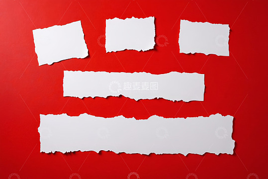 红色背景上的白色撕边纸片