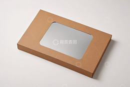 带透明窗的棕色包装盒