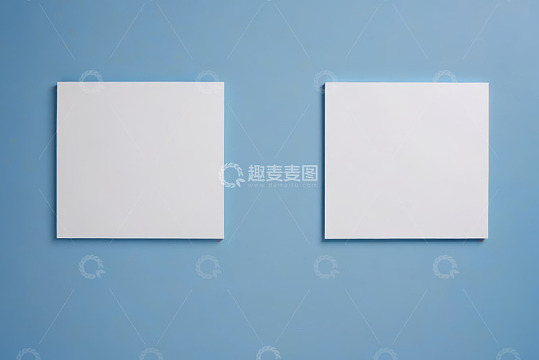 蓝色背景上的两张白色空白纸