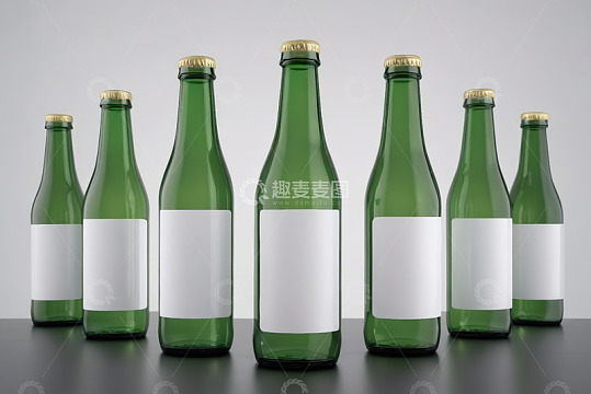 绿玻璃啤酒瓶特写